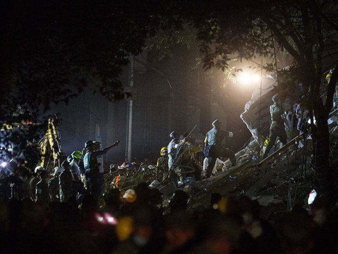 La búsqueda de los rescatistas anoche entre los escombros (Foto: CuartoOscuro, México)