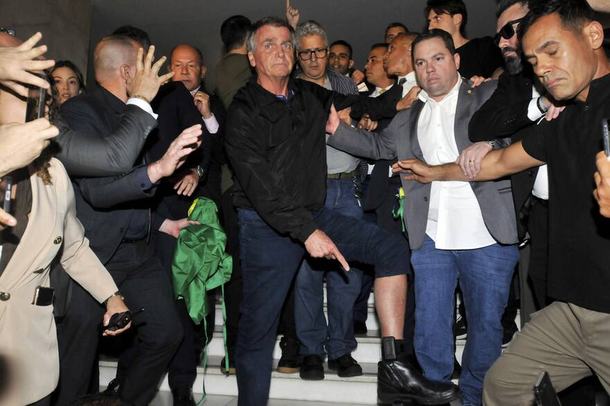 El expresidente brasileño Jair Bolsonaro muestra un monitor electrónico de tobillo que la Corte Suprema le ordenó usar, en el Congreso en Brasilia, Brasil, el lunes 21 de julio de 2025 El expresidente brasileño Jair Bolsonaro muestra un monitor electrónico de tobillo que la Corte Suprema le ordenó usar, en el Congreso en Brasilia, Brasil, el lunes 21 de julio de 2025