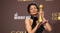 Teyana Taylor, ganadora del premio a la Mejor Interpretación Femenina de Reparto en una Película, por Una Batalla Tras Otra, durante la 83.ª edición de los Globos de Oro. Teyana Taylor, ganadora del premio a la Mejor Interpretación Femenina de Reparto en una Película, por Una Batalla Tras Otra, durante la 83.ª edición de los Globos de Oro.