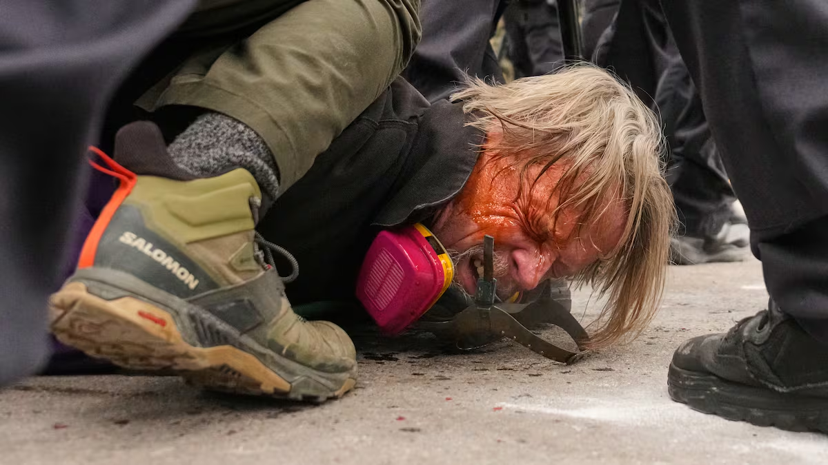 Agentes de ICE detienen a un hombre en Minneapolis, este jueves.Foto: JOHN LOCHER (AP) | Vídeo: AP Agentes de ICE detienen a un hombre en Minneapolis, este jueves.Foto: JOHN LOCHER (AP) | Vídeo: AP