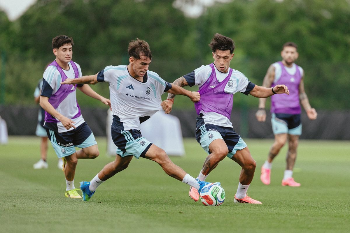 Joaquín Freitas marca a Lisandro Martínez en un entrenamiento de la Selección Argentina y Tomás Aranda los sigue de cerca. Lionel Scaloni también.