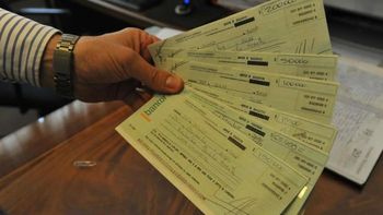 chau cheques: la jugada explosiva del bcra para eliminar el papel para siempre chau cheques: la jugada explosiva del bcra para eliminar el papel para siempre