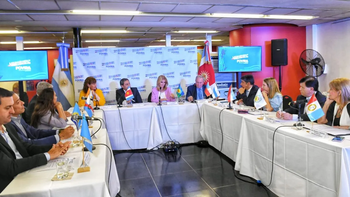 Maxi Pullaro y Gisela Scaglia respaldados por los vicegobernadores. Maxi Pullaro y Gisela Scaglia respaldados por los vicegobernadores.