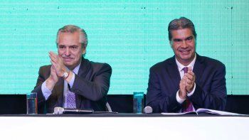 Alberto Fernández fue a Chaco a bancar a Capitanich, y también se reunió con la madre de Cecilia Strzyzowski. Alberto Fernández fue a Chaco a bancar a Capitanich, y también se reunió con la madre de Cecilia Strzyzowski.