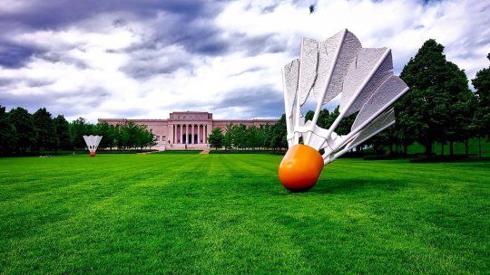 Las icónicas esculturas con forma de shuttlecock (volantes de bádminton) en los jardines del Nelson-Atkins Museum of Art, uno de los símbolos visuales de Kansas City. Las icónicas esculturas con forma de shuttlecock (volantes de bádminton) en los jardines del Nelson-Atkins Museum of Art, uno de los símbolos visuales de Kansas City.