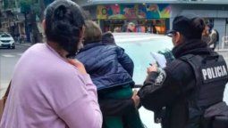 Una mujer dejó encerrado a su hijo en el auto y la Policía lo rescató