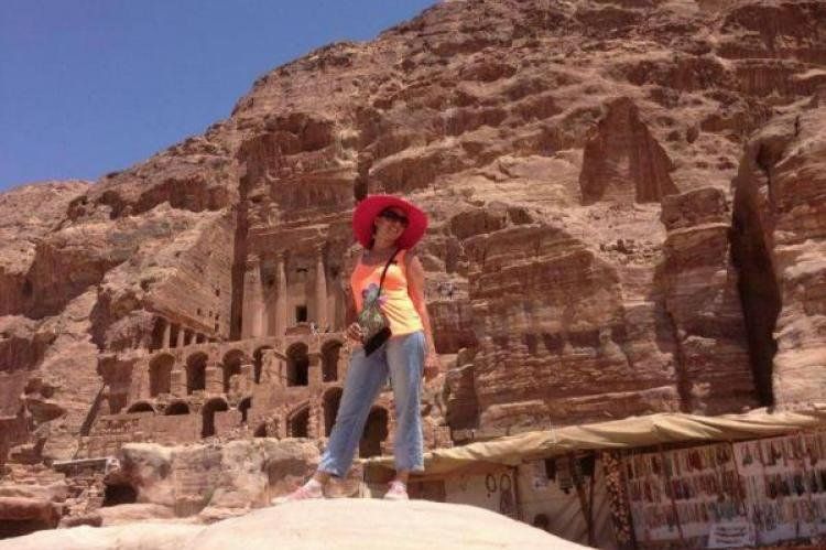 Sarita Alperovich posando en Petra. Foto: Contexto.com.ar