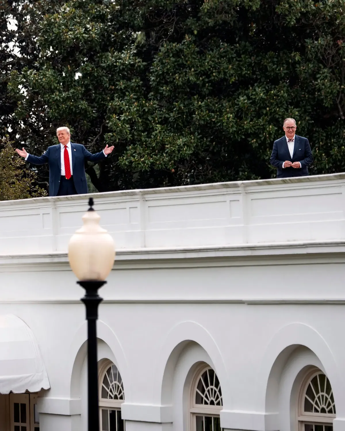 Donald Trump paseaba en agosto por el tejado de la Casa Blanca con el arquitecto James McCrery, cuya empresa creó los diseños iniciales del nuevo salón de baile. | GENTILEZA THE NEW YORK TIMES Donald Trump paseaba en agosto por el tejado de la Casa Blanca con el arquitecto James McCrery, cuya empresa creó los diseños iniciales del nuevo salón de baile. | GENTILEZA THE NEW YORK TIMES