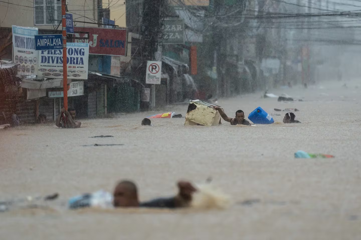 Filipinos cubiertos por el agua. Filipinos cubiertos por el agua.