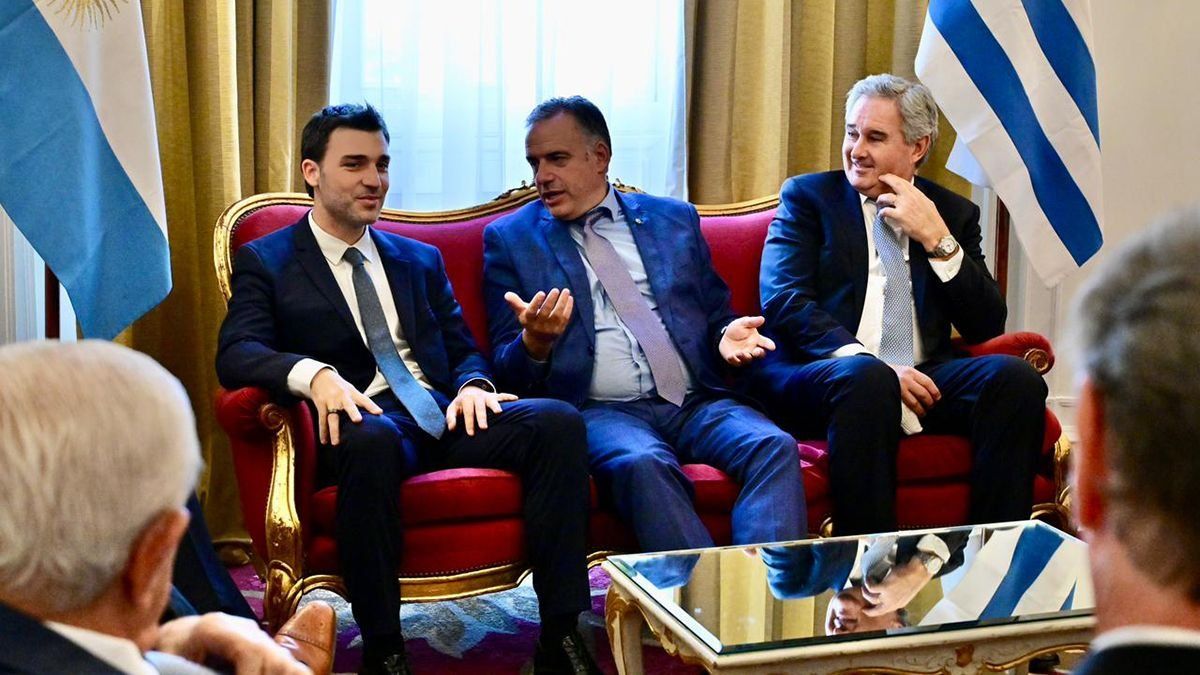 Elgobernador de Chubut, Ignacio Nacho Torres se reunió con el presidente deUruguay, Yamandú Orsi, empresarios en el que destacó el potencial de laprovincia.