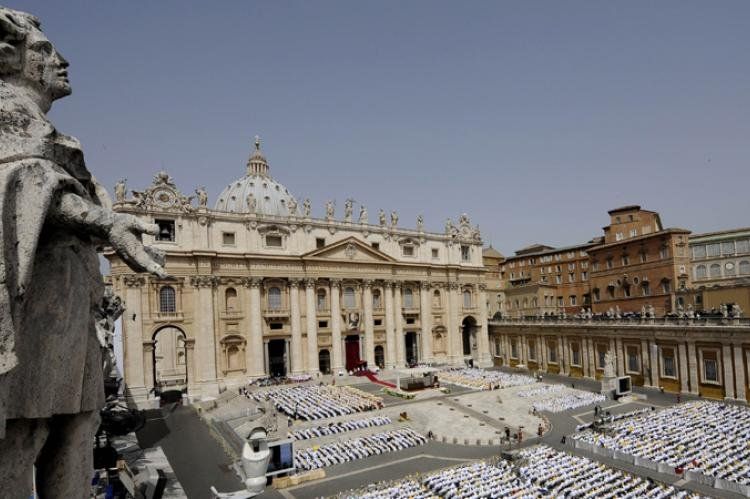 Fabián Pedacchio Leaniz es un sacerdote de la diócesis de Buenos Aires, en la que el entonces cardenal Bergoglio lo invitó a ir a Roma (en 2007), respondiendo a una petición del Prefecto de la Congregación para los Obispos.   Desde entonces, Fabián ingres