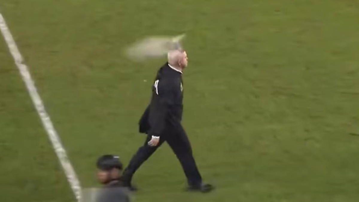 Honduras fue castigada por la Concacaf con la disputa de un partido sin público tras la agresión que sufrió el entrenador de México, Javier Aguirre. Honduras fue castigada por la Concacaf con la disputa de un partido sin público tras la agresión que sufrió el entrenador de México, Javier Aguirre.