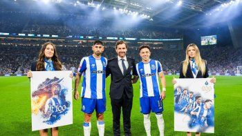 El ex Boca recibiendo la distinción por sus 100 partidos en Porto. Quiere volver a la Selección Argentina. El ex Boca recibiendo la distinción por sus 100 partidos en Porto. Quiere volver a la Selección Argentina.