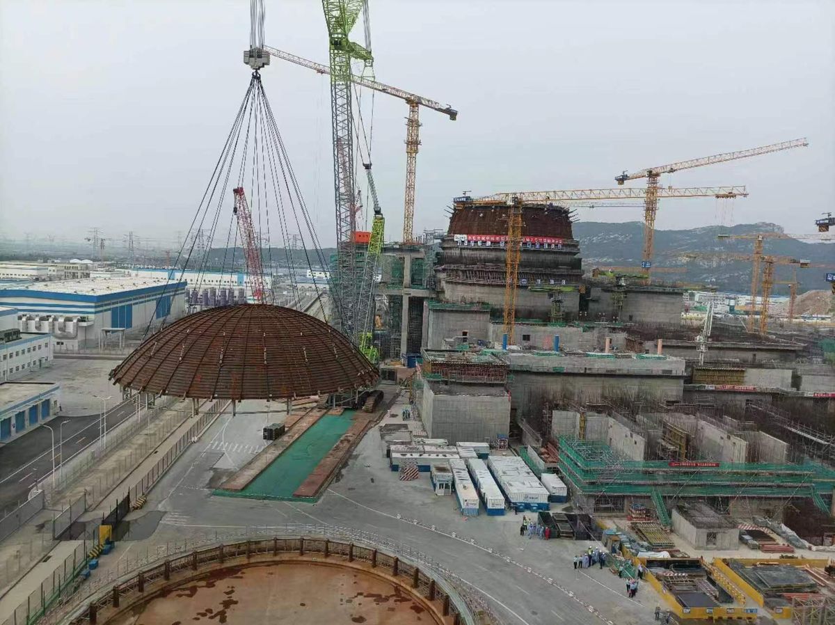 En el edificio del reactor de la 7ma unidad de potencia de la central nuclear Tianwan, fue instalada la parte superior de la cúpula de contención interna, con un peso total de 214 tn y un diámetro de 36 m. En el edificio del reactor de la 7ma unidad de potencia de la central nuclear Tianwan, fue instalada la parte superior de la cúpula de contención interna, con un peso total de 214 tn y un diámetro de 36 m.