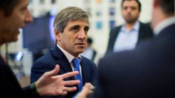 Caputo se defiende del 2,95% y marca distancia del macrismo