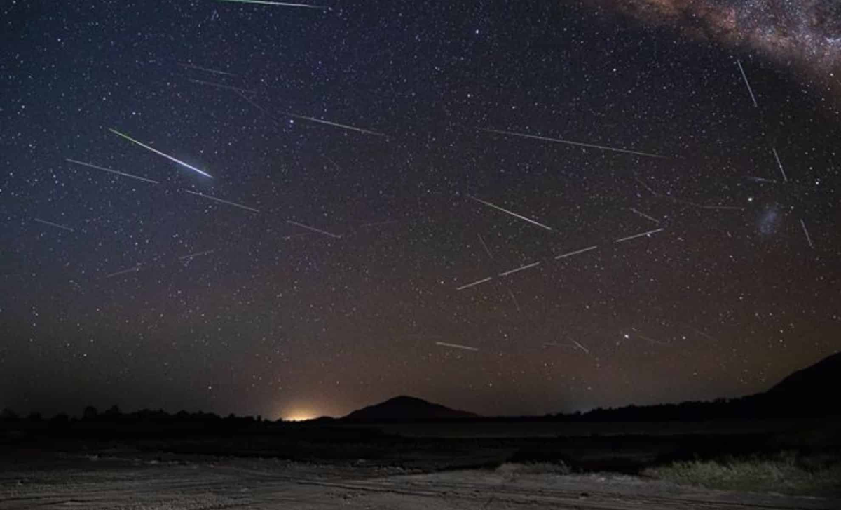 Las Eta Acuáridas provienen del famoso cometa Halley. Son meteoros rapidísimos, visibles en mayo, que cruzan el cielo como fuegos celestiales. Este año, el pico es el 6. Las Eta Acuáridas provienen del famoso cometa Halley. Son meteoros rapidísimos, visibles en mayo, que cruzan el cielo como fuegos celestiales. Este año, el pico es el 6.