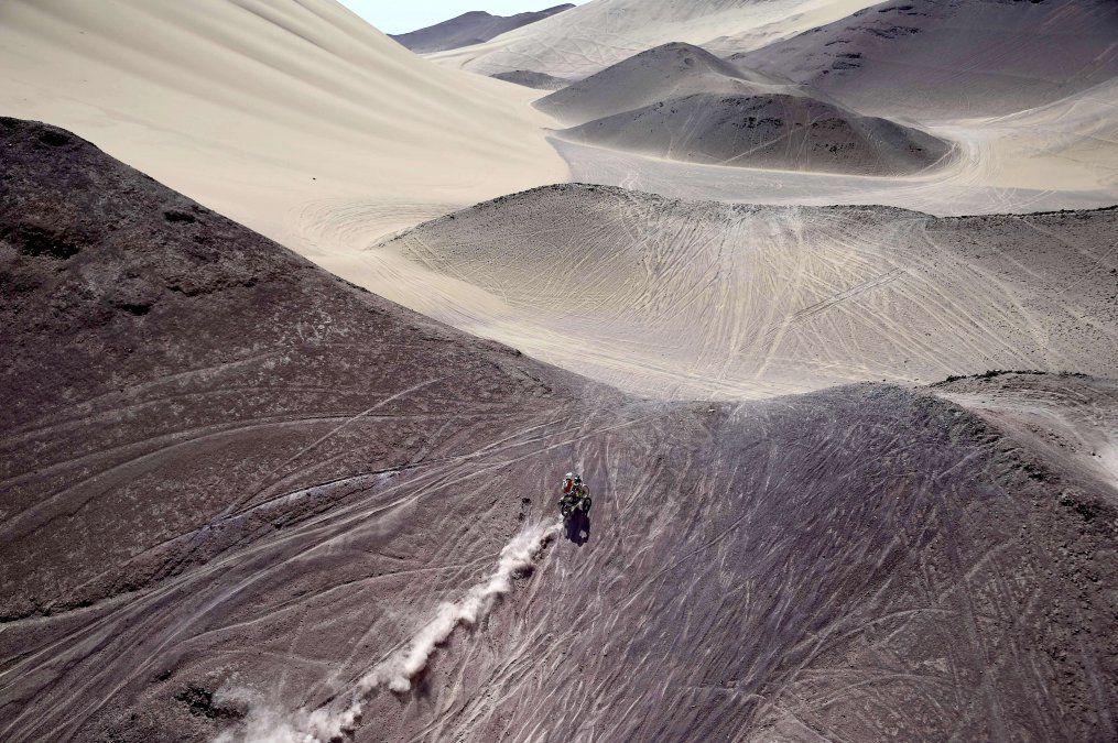 El piloto italiano Paolo Ceci en su motocicleta KTM atraviesa la etapa Uyuni (Bolivia) e Iquique (Chile). Uyuni es el salar más alto del mundo, en los Andes a 3.650 metros sobre el nivel del mar. AFP PHOTO / FRANCK FIFE