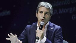 El ministro de Economía, Luis Caputo decidió congelar los impuestos a los combustibles para que la baja anunciada por YPF tengo impacto visible en surtidores.&nbsp;