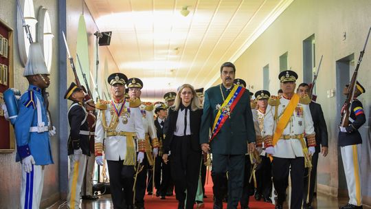 Nicolás Maduro y los jefes militares. Nicolás Maduro y los jefes militares.