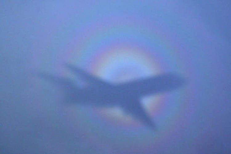 Fotografía del Gloria detrás de un avión (NASA).