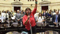 altText(Una diputada nacional dejó su banca en el Congreso y ahora es barrendera en Once)}