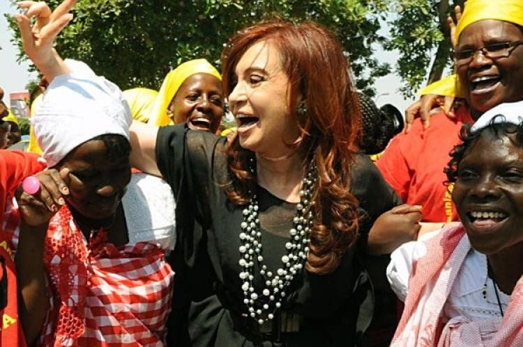 Cristina hace una danza tradicional en Angola con las integrantes de la ONG Organización de Mujeres Angoleñas (Foto: Télam)