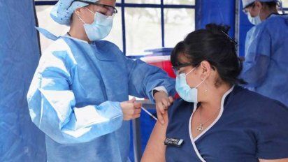 El aumento de casos eclipsa el inicio de la vacunación y hubo 
