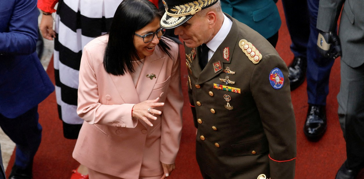 Delcy Rodríguez habla con el ministro de Defensa, Vladimir Padrino López