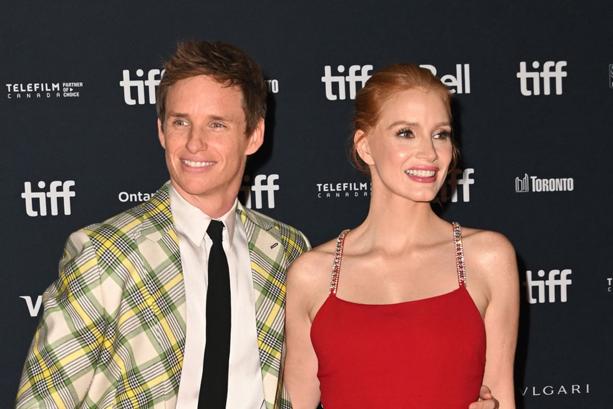 Netflix redobla su apuesta por las ficciones con asesinos seriales y adelanta El ángel de la muerte, con Eddie Redmayne y Jessica Chastain