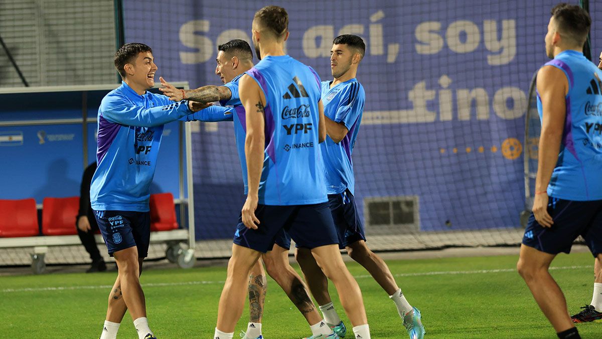 Lionel Scaloni tiene el plantel a disposición y Argentina practicó en Doha pero Francia ya ‘calienta’ el duelo de este domingo (18/12). (Foto: Noticias Argentinas/AFA)