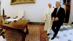 El presidente Alberto Fernández siendo recibido por el Papa Francisco. Atrás quedaron las sonrisas.