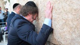 Javier Milei en el Muro de los Lamentos. El mundo se sacude por Medio Oriente.&nbsp;