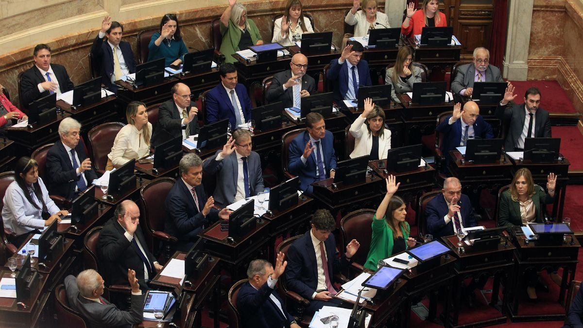 El momento de la votación a mano alzada en el Senado para habilitar el tratamiento del aumento de las dietas.