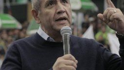 altText(Con cláusula de revisión en noviembre, los bancarios acordaron un aumento del 26%)}
