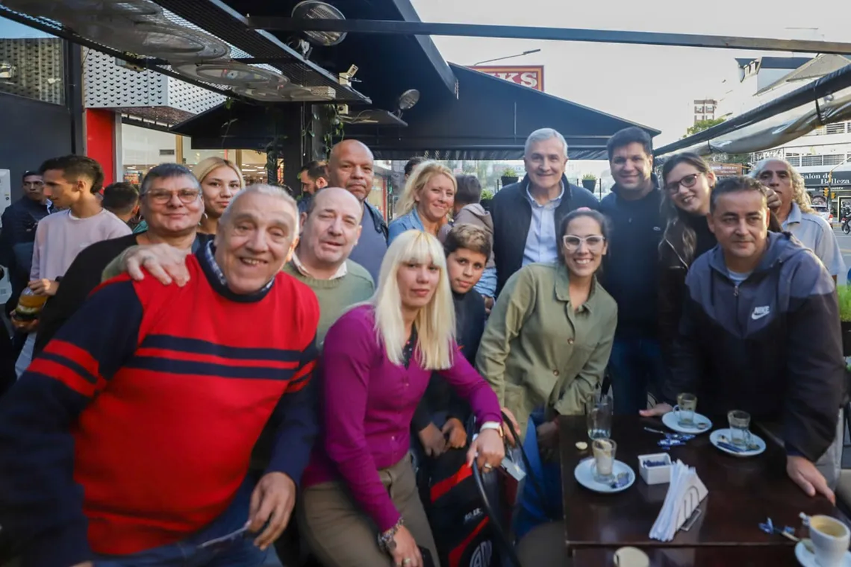 Gerardo Morales con vecinos de La Matanza
