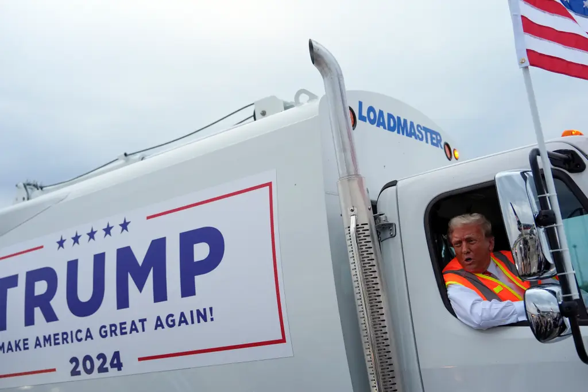 El camión de basura personalizado estaba esperando a Trump en la pista cuando aterrizó en Wisconsin.AP El camión de basura personalizado estaba esperando a Trump en la pista cuando aterrizó en Wisconsin.AP