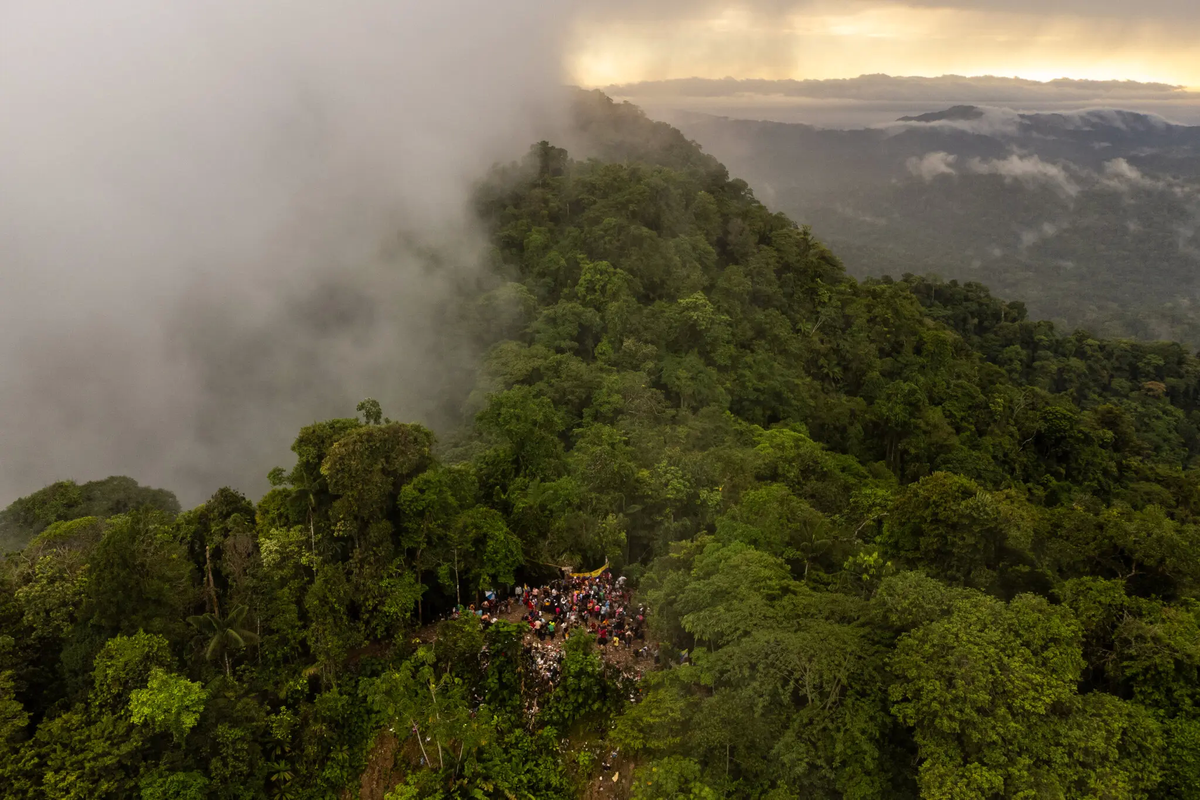 La imagen tomada por el dron permite apreciar un grupo en un pequeño campamento en la selva. La imagen tomada por el dron permite apreciar un grupo en un pequeño campamento en la selva.