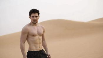 Pavel Durov en las arenas del Golfo Pérsico. Pavel Durov en las arenas del Golfo Pérsico.