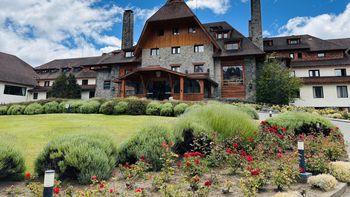 Adorni suma nuevo viaje familiar de lujo: hotel Llao Llao de Bariloche