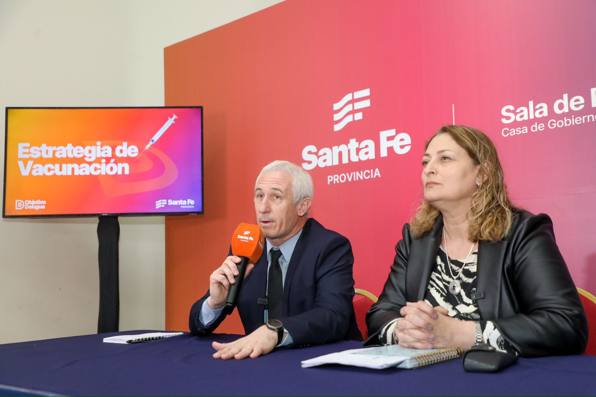 La ministra de Salud, Silvia Ciancio, junto al secretario de Cooperación, Cristian Cunha, brindaron detalles de cómo será la vacunación en Santa Fe. La ministra de Salud, Silvia Ciancio, junto al secretario de Cooperación, Cristian Cunha, brindaron detalles de cómo será la vacunación en Santa Fe.