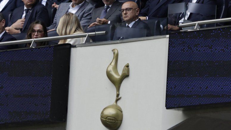 Peter Charrington ya mueve fichas: Tottenham negocia entrenador condicionado a la permanencia