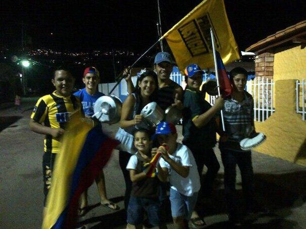 Familia caceroleando en Caracas. Foto: Twitter @JoseLBetancourt