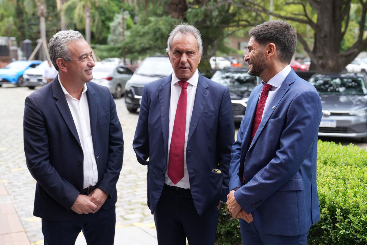 Daniel Scioli junto a Maximiliano Pullaro y Pablo Javkin. Daniel Scioli junto a Maximiliano Pullaro y Pablo Javkin.