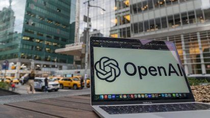 OpenAI va por la publicidad en las conversaciones de ChatGPT y preocupa a los usuarios
