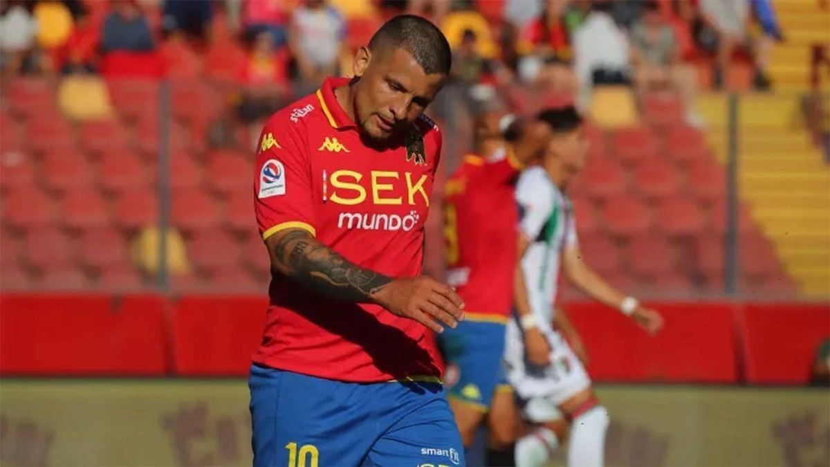 EmilianoVecchio quedó envuelto en un verdadero escándalo en Chile tras ser acusado de nopagar su alquiler por meses y acumula una deuda millonaria.&nbsp;