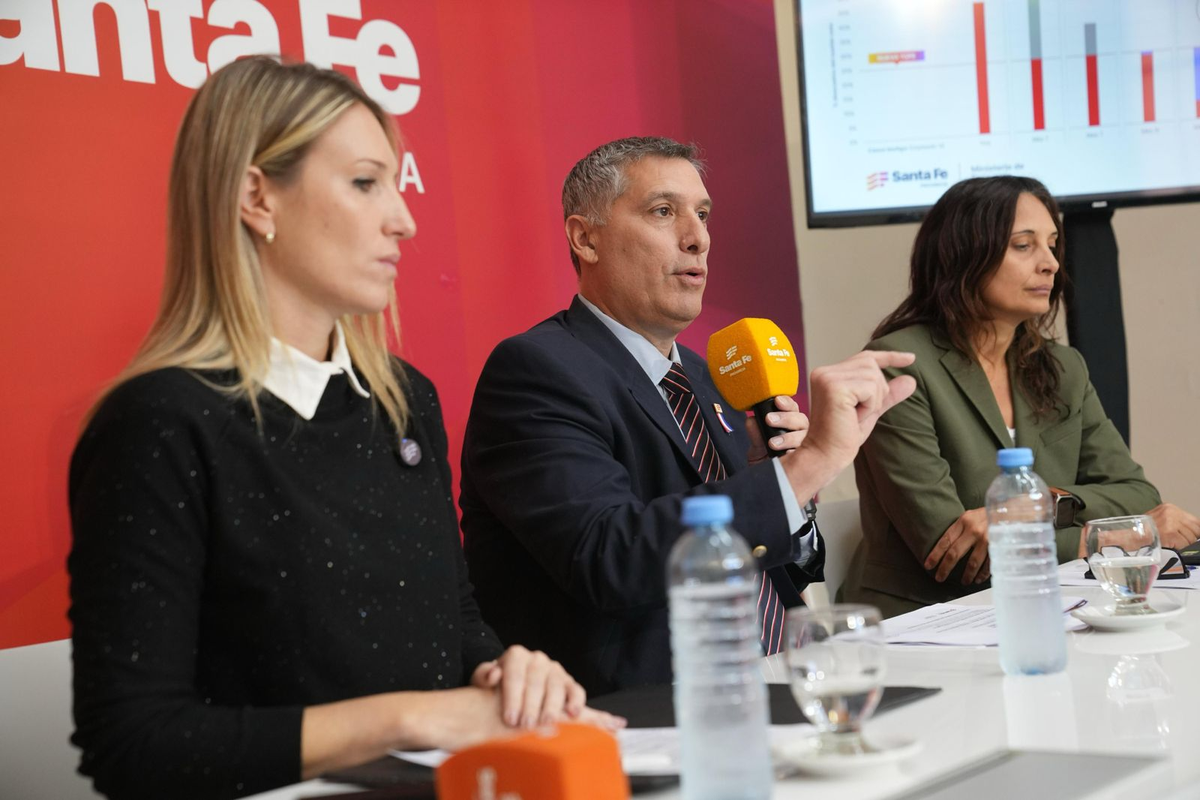 La medida apunta a mitigar el impacto del parate económico sobre los empleados del sector privado y, en segundo término, a asistir a los trabajadores públicos acuciados por la situación crediticia, según lo explicado desde la Provincia. La medida apunta a mitigar el impacto del parate económico sobre los empleados del sector privado y, en segundo término, a asistir a los trabajadores públicos acuciados por la situación crediticia, según lo explicado desde la Provincia.