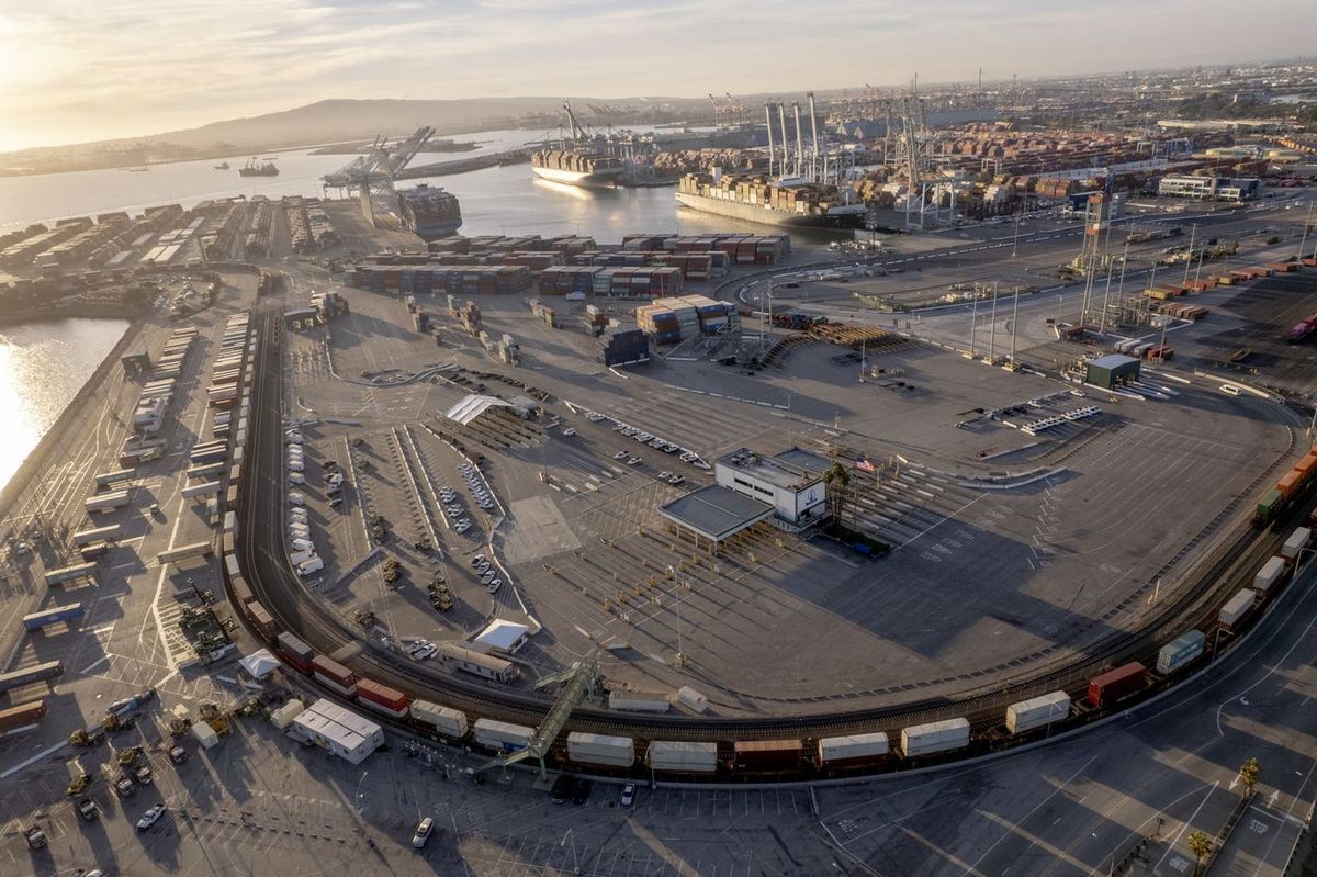 El exceso de contenedores que afecta a los puertos y la cadena de suministro persistirá al menos hasta fin de año, dijo el director del puerto de Long Beach en California.