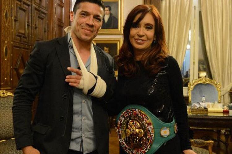 La foto que Cristina publicó en su cuenta de Twitter, donde se la ve junto a Maravilla Martínez.