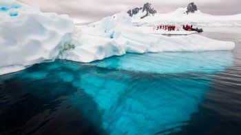 Algo ocurre bajo el océano. Algo ocurre bajo el océano.