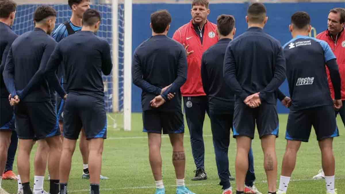 Marcelo Moretti continúa en la presidente de San Lorenzo mientras que el plantel que dirige Damián Ayude decidió desentenderse de la crisis política. Marcelo Moretti continúa en la presidente de San Lorenzo mientras que el plantel que dirige Damián Ayude decidió desentenderse de la crisis política.